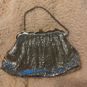 Silver chainlink clutch